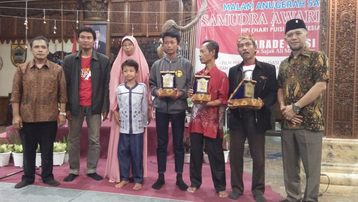 pajakjepara's tweet photo. @PajakJateng1 @Denhasan1 @UungEka @Stakof @PestaBaratan @PajakMania @dusone @pandupajak @VisitJepara @endaryono @JsbJepara @prabusaktiid @hdiankristiandi @yovieyola @rlisafm @LaskarPuisi @jblogcom @Susierna @jeparakabgoid @JatengTwit @ILoveJepara @HMJA_UNISNU @Jeparapedia @JeparaHariIni @ganjarpranowo @unisnujepara @DitjenPajakRI @KemenkeuRI @humasjateng @PIDPolresJepara @marzuqijepara @kushartoto011 @Rumah_Belalang @noegeese @kring_pajak @ISuwandio @aniwinn @BPPD_JATENG @dinsosjateng @disporaparjtg @Kemenpar_RI @KemenBUMN @puisikekasih @sudjiwotedjo @SastraUniv @JakArtsCouncil @agungpakde @Anadian2066 @alizakaaria Penyerahan Anugerah Sastra kpd kel. Sdr. #UdiDec dan Sastrawan Senior atas dedikasinya dalam berkontribusi untuk Sastra khususnya di Jepara. https://t.co/Cw3tNSqrSE