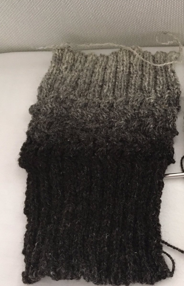 BethFiliano's tweet photo. 💜@UistWool #reothart yarn 💜first #ripplemitt knit. #whirlwindWhigsNWoolWorldWander #knitScottish #holidayStash https://t.co/c9mmhtS2sV