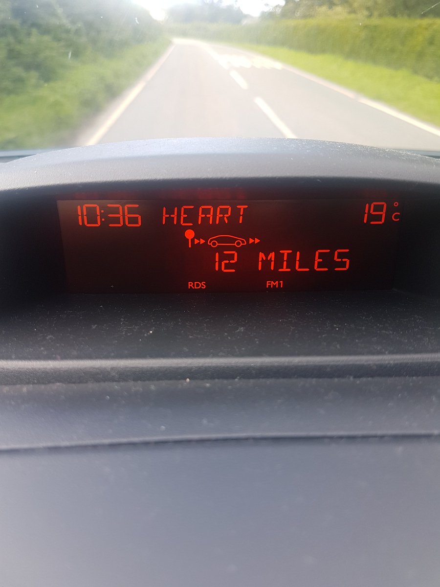 PirateFly's tweet image. Anyone know what the car lollipop sign means? #carhelp #symbolhelp #carsymbol #arrowlollipop