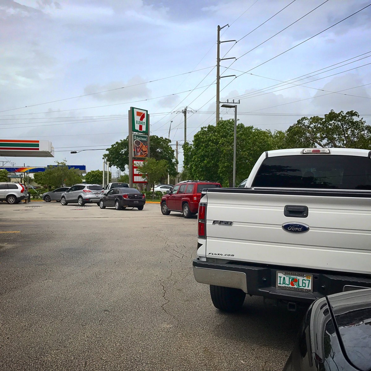 Long lines for gas in #PompanoBeach, but people are being patient. #6abcAction #Irma2017