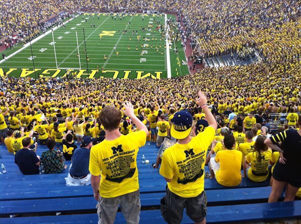 notsostellarmom's tweet photo. Oh how I miss walking through the sea of maize & blue ππ #BigHouse #MGrad https://t.co/rCTpKDirFX
