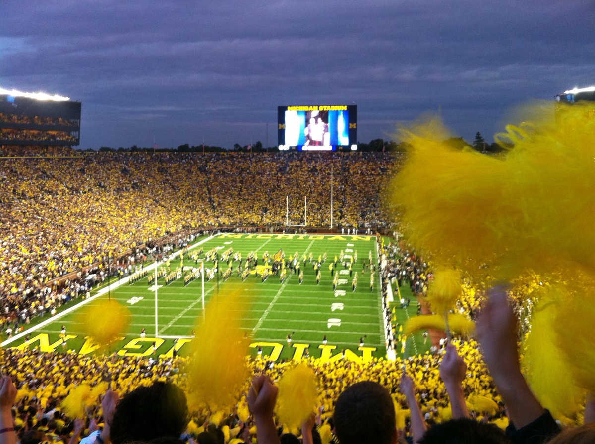 notsostellarmom's tweet photo. Oh how I miss walking through the sea of maize & blue ππ #BigHouse #MGrad https://t.co/rCTpKDirFX