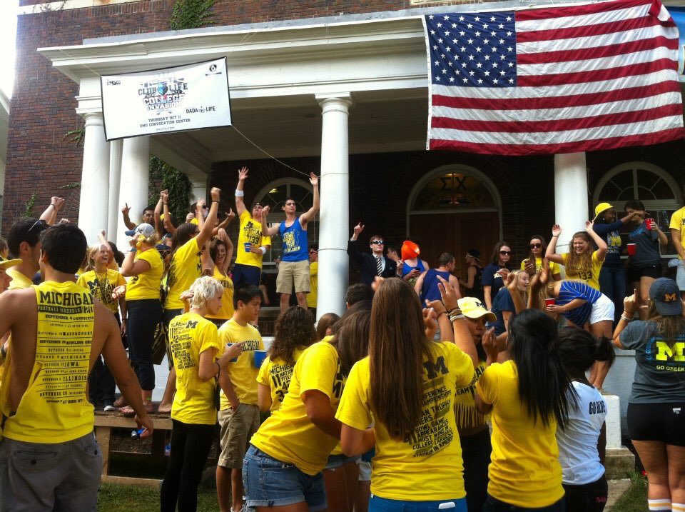 notsostellarmom's tweet photo. Oh how I miss walking through the sea of maize & blue ππ #BigHouse #MGrad https://t.co/rCTpKDirFX