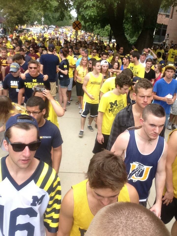 notsostellarmom's tweet photo. Oh how I miss walking through the sea of maize & blue ππ #BigHouse #MGrad https://t.co/rCTpKDirFX