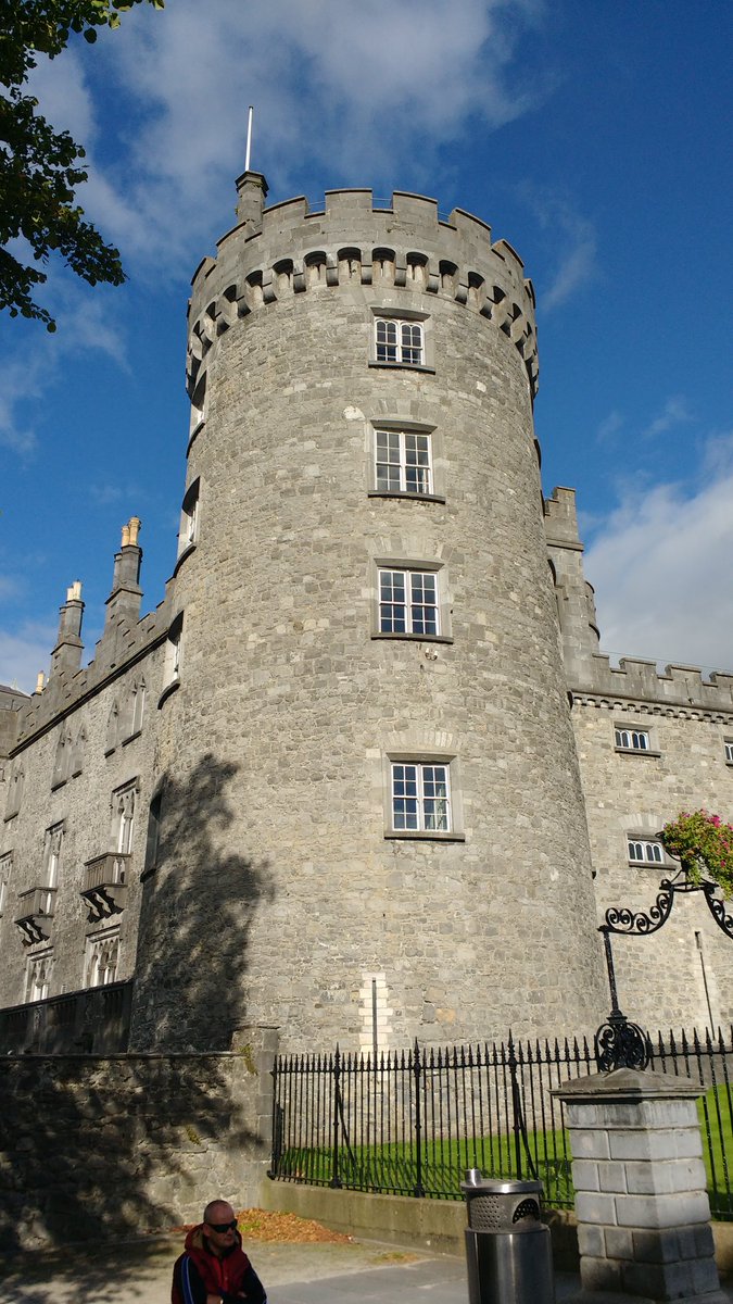 Great evening in Kilkenny for the <a href="/RasnamBan/">Rás na mBan</a> criterium, even the wind seems to be dying down? #cycling #irishcycling