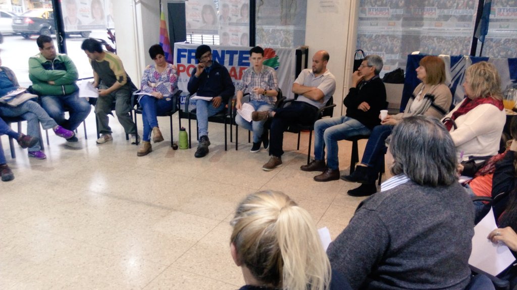 GabrielaTroiano's tweet photo. Candidatos y candidatas del @FrenteSyP de los municipios camino a las elecciones de octubre con toda la fuerza y la alegría de construir! https://t.co/qP9pdDwSS8