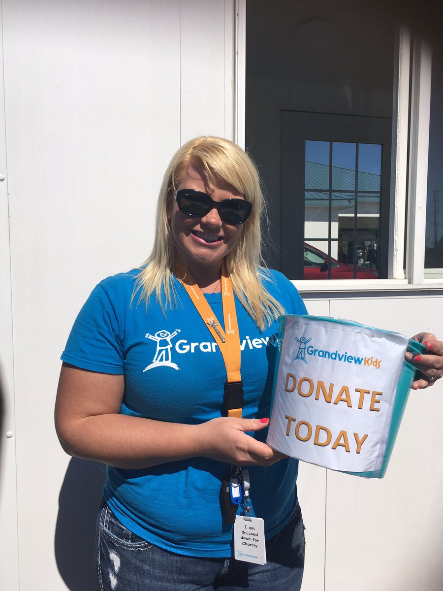 BallChallenger's tweet photo. Brandy from @GrandviewKids collecting donations at #HopkinsAutoSpa on Anderson south of Dundas https://t.co/oai5E4s1rP