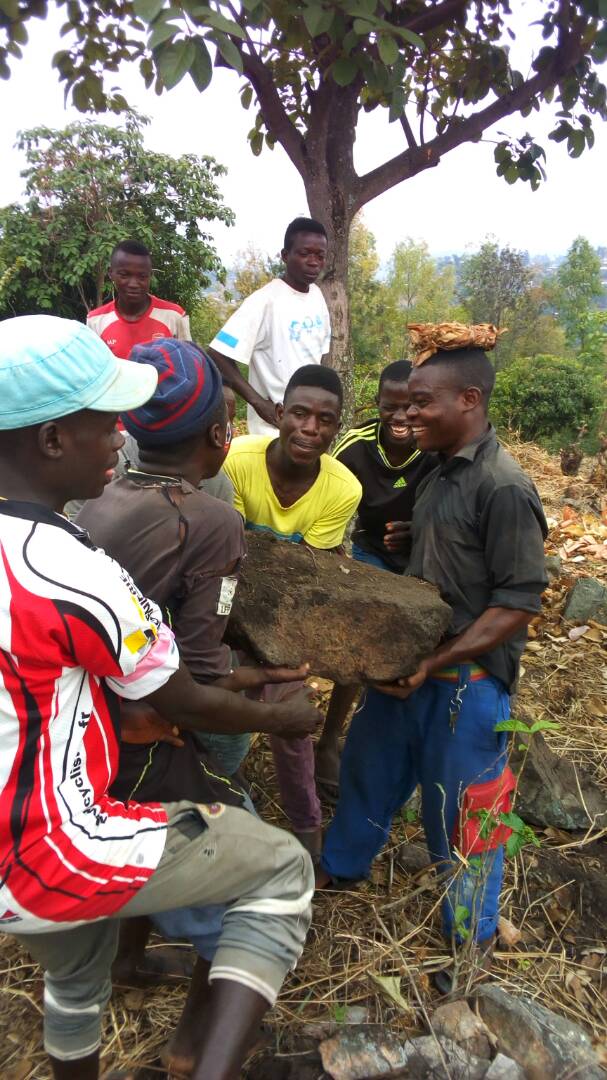 Ikiriho's tweet photo. L'Association des Amis de la Paix et du Sport AAPS s'est associée aux vacanciers dans un camp de travail à #Rundo @BubanzaProvince #Burundi https://t.co/akYhW4CtLP