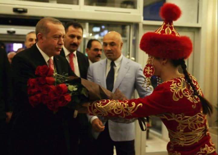 sehereris67's tweet photo. KAZAKİSTAN ZİYARETİNDE ERDOĞANI FETOCULAR KARŞILADI. 

Mavi ceketli kişi fetocu işadamı fettah tamince.

Not: Bu resim yeni çekildi! https://t.co/6iPYYhnNn7