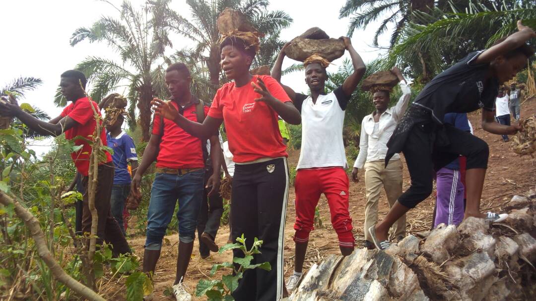 Ikiriho's tweet photo. L'Association des Amis de la Paix et du Sport AAPS s'est associée aux vacanciers dans un camp de travail à #Rundo @BubanzaProvince #Burundi https://t.co/akYhW4CtLP