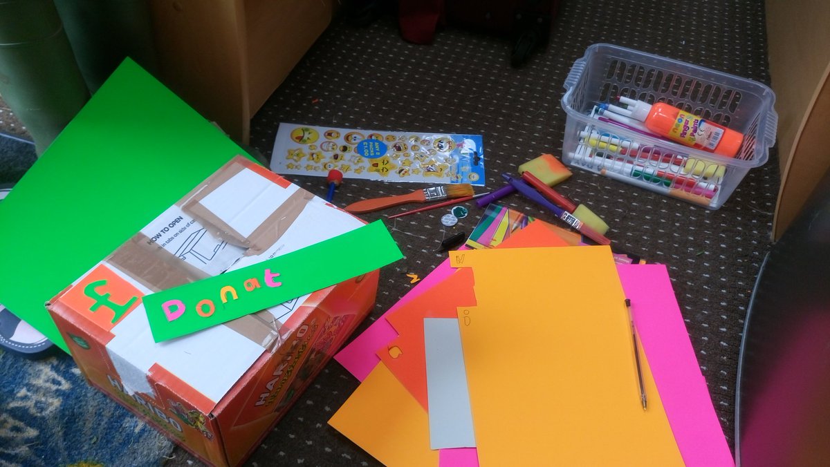 fest1valfairies's tweet photo. When @reloadfest gets rainy the @fest1valfairies get creative!!  
 if lacking glue in craft situations use eyelash glue #TheMoreYouKnow 🌈 https://t.co/14m60SU8EK