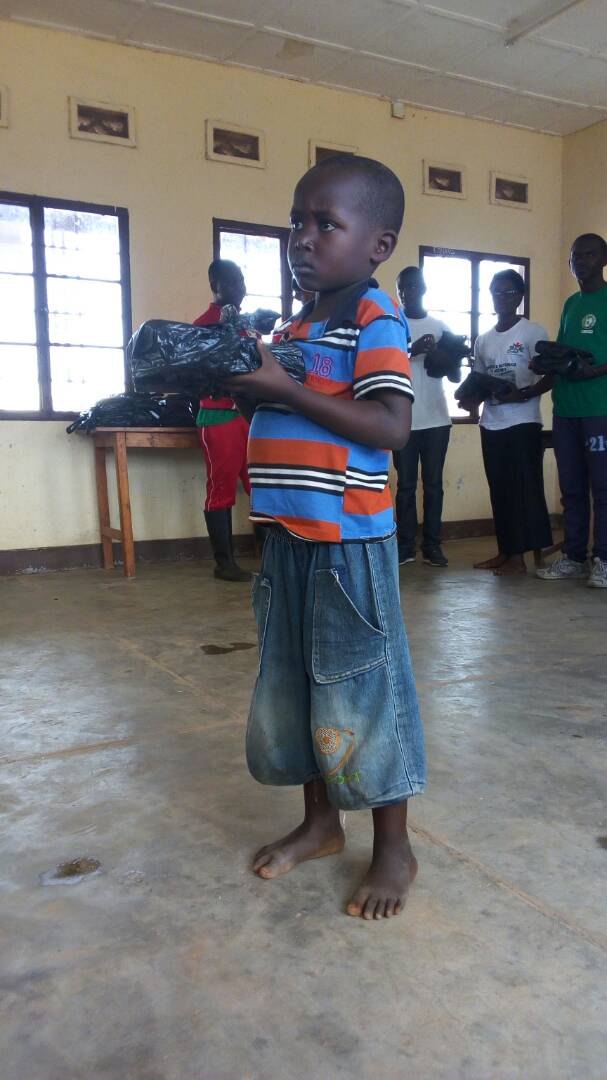 Ikiriho's tweet photo. Après les travaux, les jeunes de l' #AAPS ont distribué du matériel scolaire aux enfants vulnérables de #Rundo @BubanzaProvince #Burundi https://t.co/5i0qitWhiC