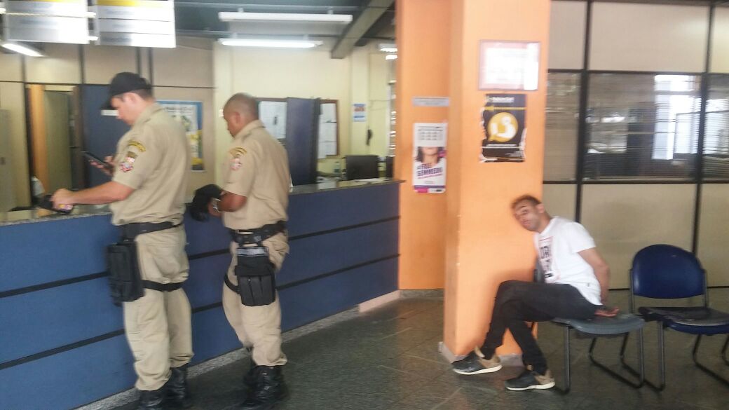 SEOPNITEROI's tweet photo. Guardas evitam fuga e prendem homem que tentava instalar máquina chupa-cabra em agência bancária de Icaraí. #GCMNiterói https://t.co/6OSxcMrIOA