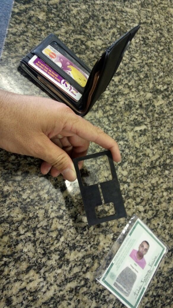 SEOPNITEROI's tweet photo. Guardas evitam fuga e prendem homem que tentava instalar máquina chupa-cabra em agência bancária de Icaraí. #GCMNiterói https://t.co/6OSxcMrIOA