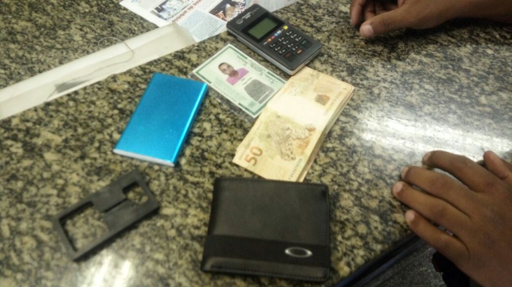 SEOPNITEROI's tweet photo. Guardas evitam fuga e prendem homem que tentava instalar máquina chupa-cabra em agência bancária de Icaraí. #GCMNiterói https://t.co/6OSxcMrIOA