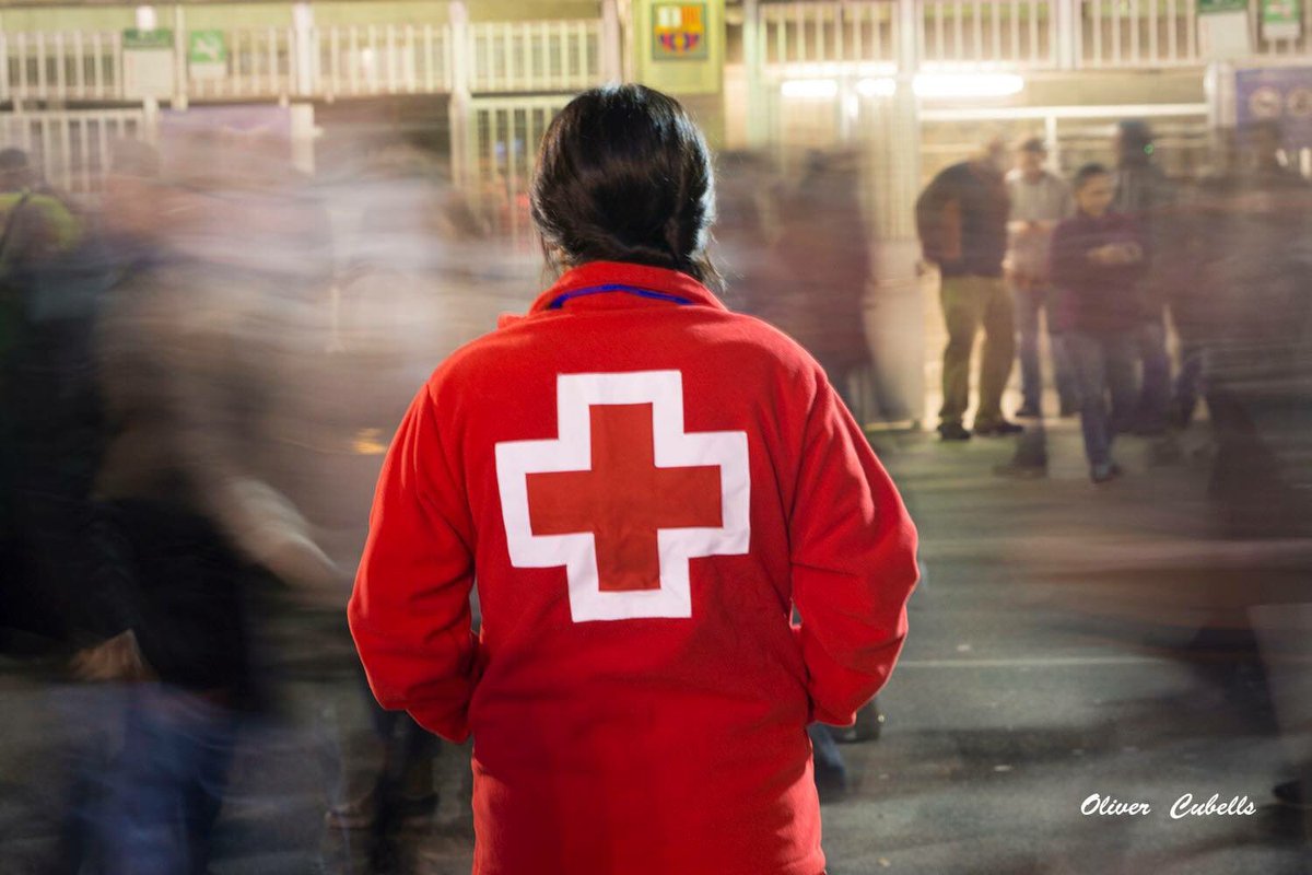 Tot i amb pluja estarem al #BarçaEspanyol per acompanyar-vos al vostre seient. Busca'ns als accessos 2, 18 i 19 del #campnou