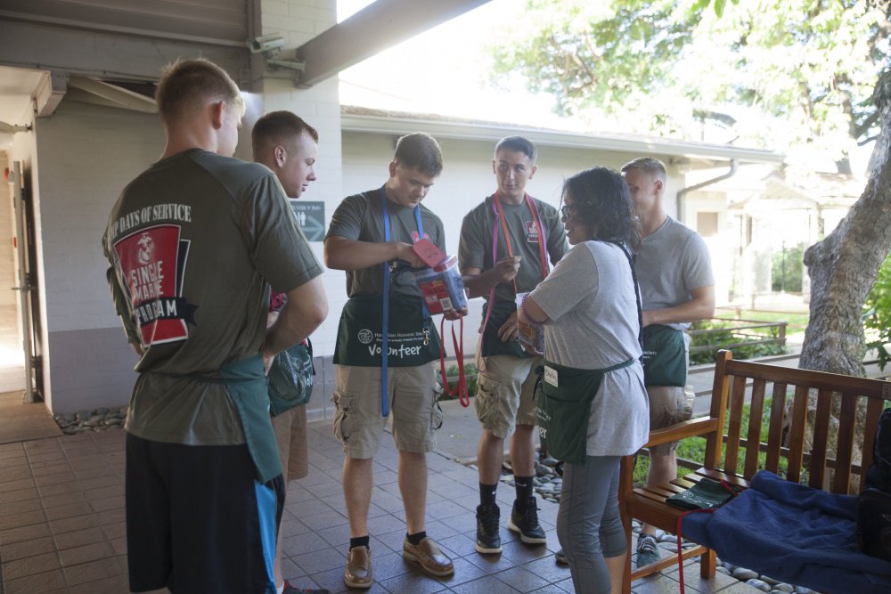 USMarineCorps's tweet photo. Marines volunteered at the Hawaiian @HumaneSociety, one of many SMSP events in which Marines fight to improve the local community @MCBHawaii https://t.co/XK5zeDM3RB