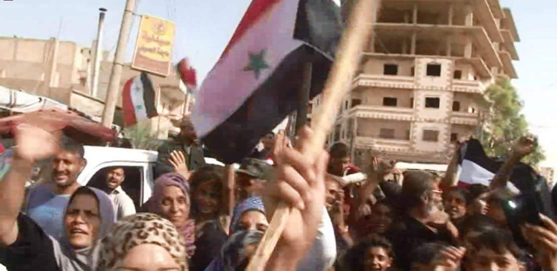 SyriawatanNews's tweet photo. احتفالات في احياء مدينة دير الزور ابتهاجا بفك الحصار عن مطار دير الزور. https://t.co/vKtRoskkAn