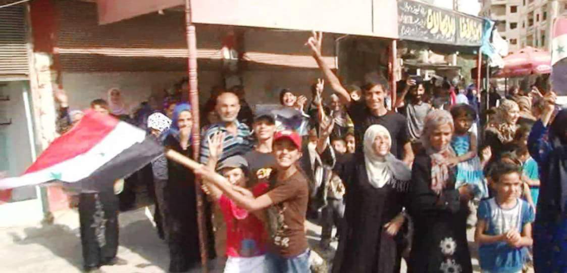 SyriawatanNews's tweet photo. احتفالات في احياء مدينة دير الزور ابتهاجا بفك الحصار عن مطار دير الزور. https://t.co/vKtRoskkAn