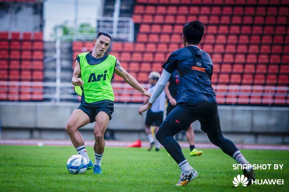 leesawstyle14's tweet photo. บิดๆเบี้ยวๆ ⚽️ #bangkokunited #prematchtraining #LS14 #neymar #mercurial #arifootball https://t.co/RgRuo5JTIF
