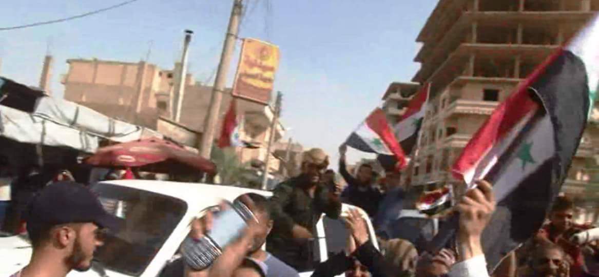 SyriawatanNews's tweet photo. احتفالات في احياء مدينة دير الزور ابتهاجا بفك الحصار عن مطار دير الزور. https://t.co/vKtRoskkAn