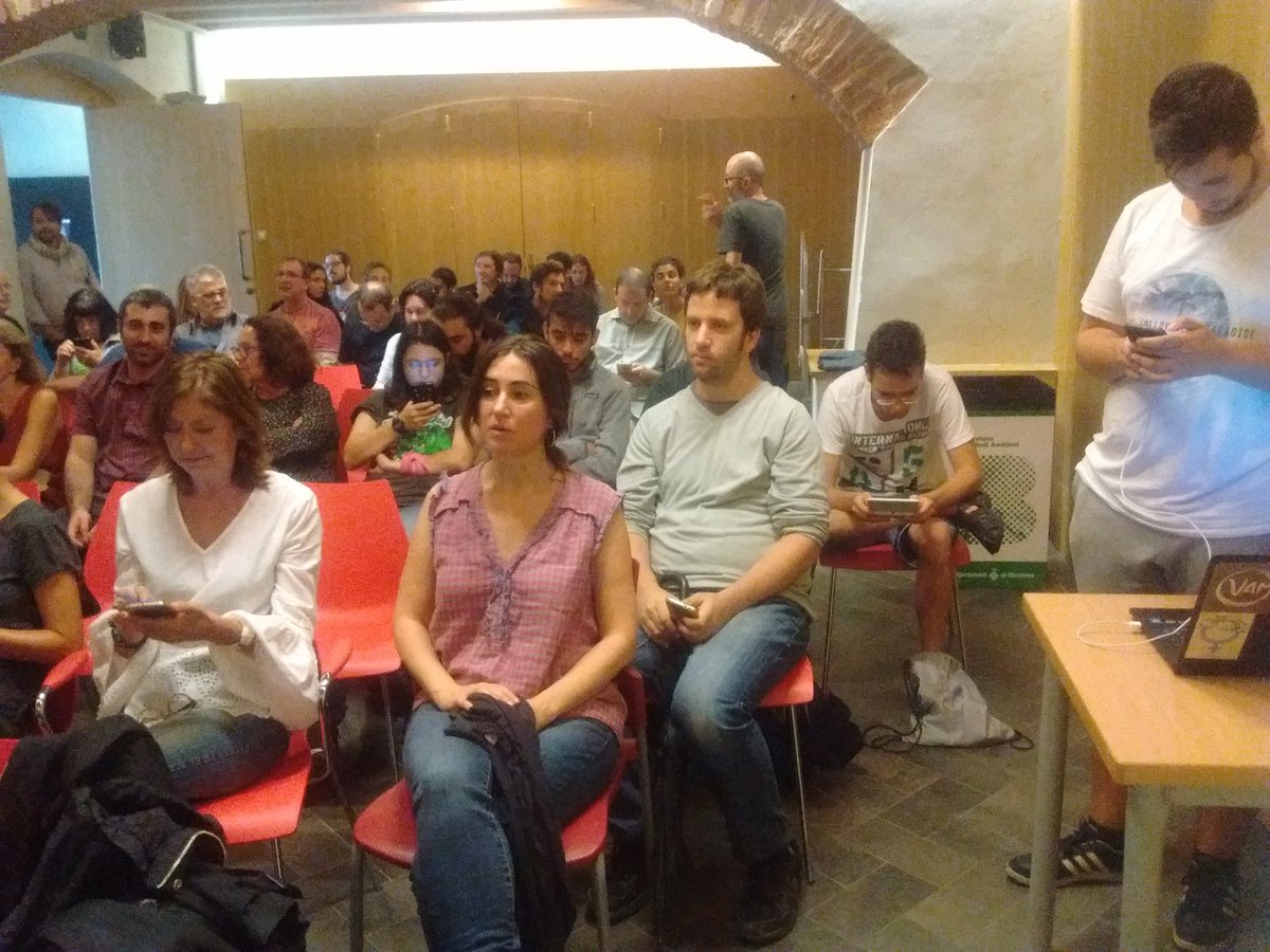 Comença el debat organitzat per @jovespodembcn amb <a href="/margpuig/">Mar García Puig</a>, <a href="/XavierDomenechs/">Xavier Domènech</a>, <a href="/janetsanz/">Janet Sanz 🍉</a> i <a href="/Guillemmartnez/">@guillemmartinez.bsky. social</a>. A Can Verdaguer, vine!