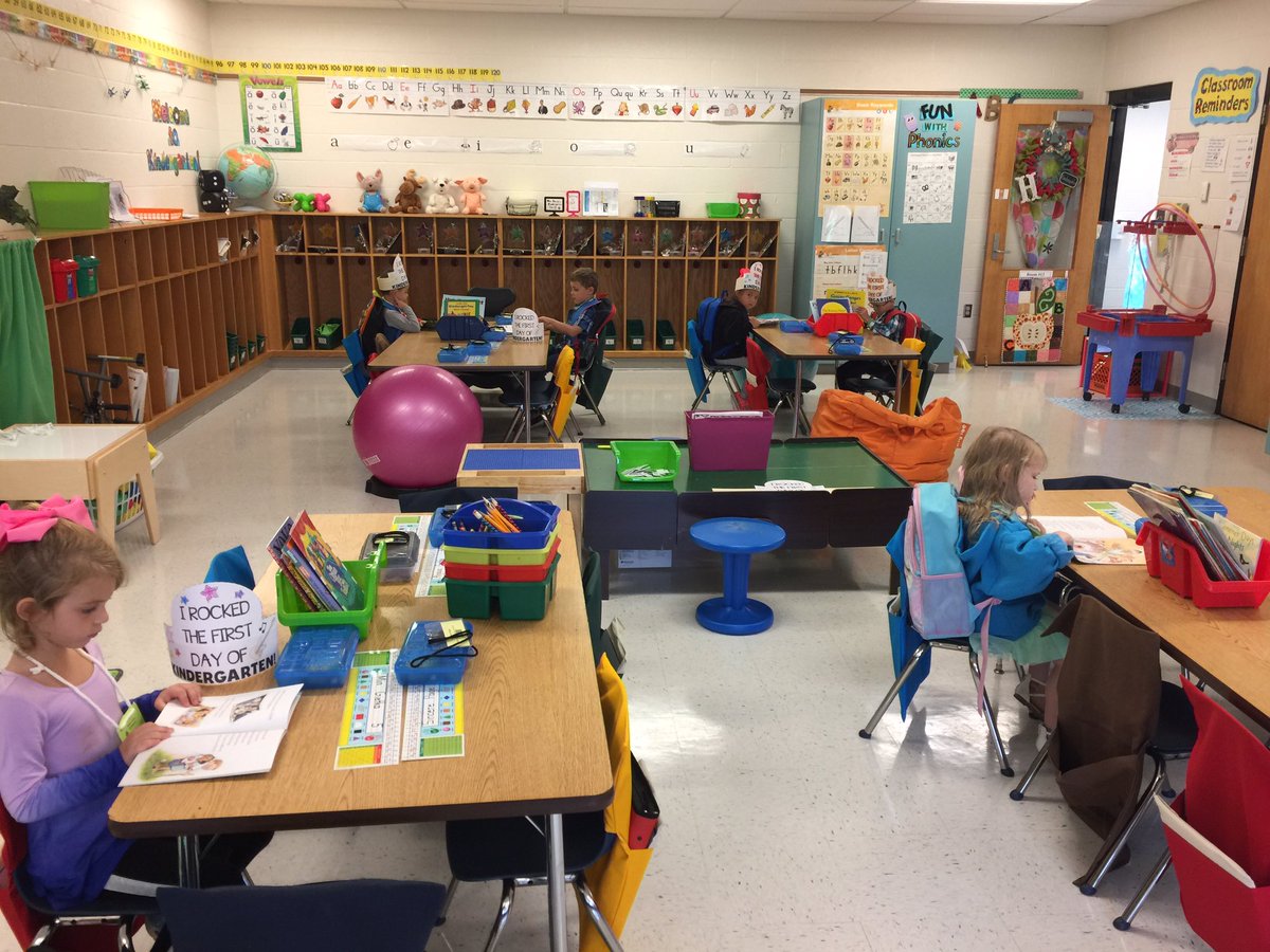 Kindergarteners are ready to read! #ekdkindergarten #firstdayofschool #futurereaders #emmakdoub