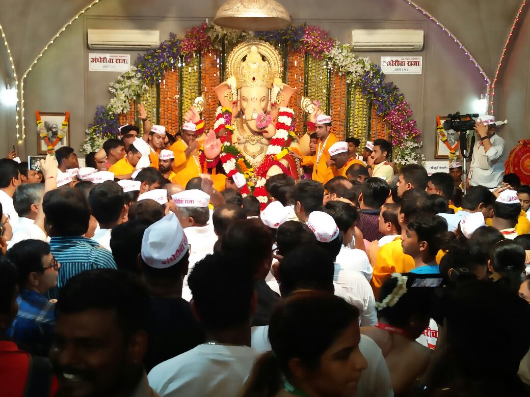 MumbaiTimesMT's tweet photo. LIVE: @andhericharaja ला #निरोप  द्यायला भाविकांची गर्दी.
#MTganesh 
@mataonline https://t.co/yTBae1Lfax