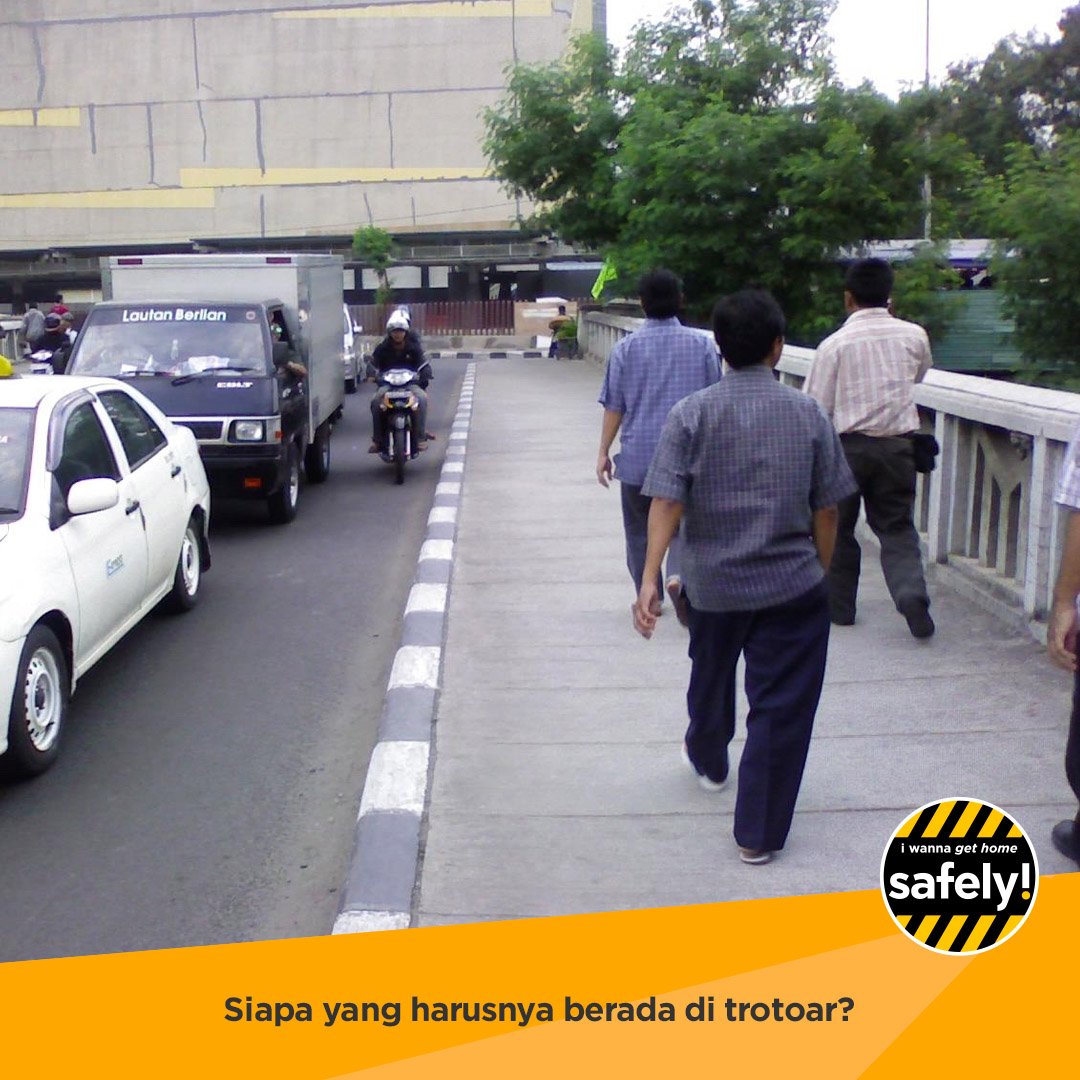 Tebak-tebakan dulu nih, Safers. Menurut kamu, siapa sih yang seharusnya berada di trotoar?