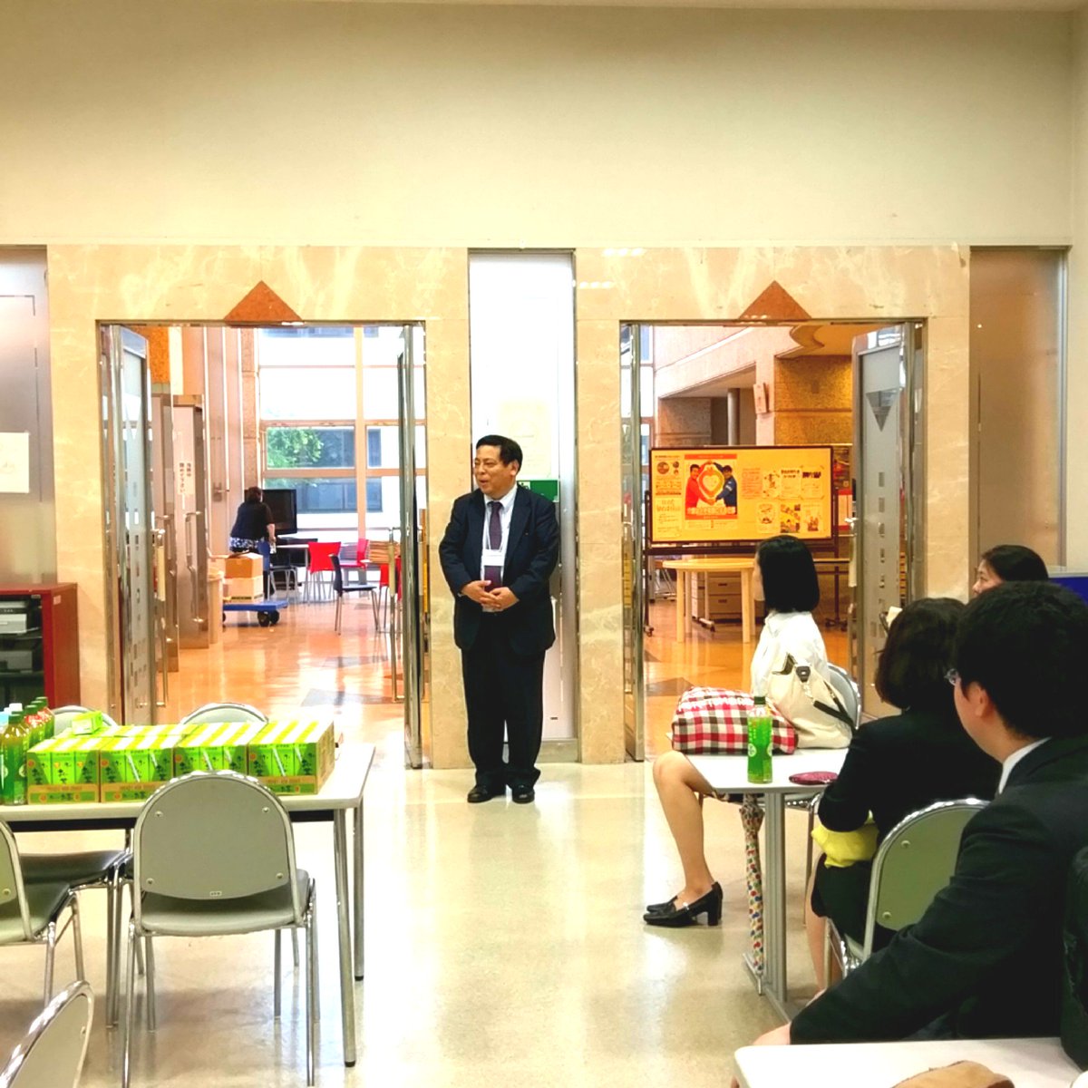 2017Jspp's tweet image. 学生スタッフと準備委員が揃ったところで、松田委員より締めの挨拶がありました。学生スタッフの対応がよく、他大学の先生が褒めてくださったことを紹介したり、各準備委員に苦労をかけたことを労ったりしてくださいました。深々とお辞儀をされて大会を締めくくられました。　#jspp2017