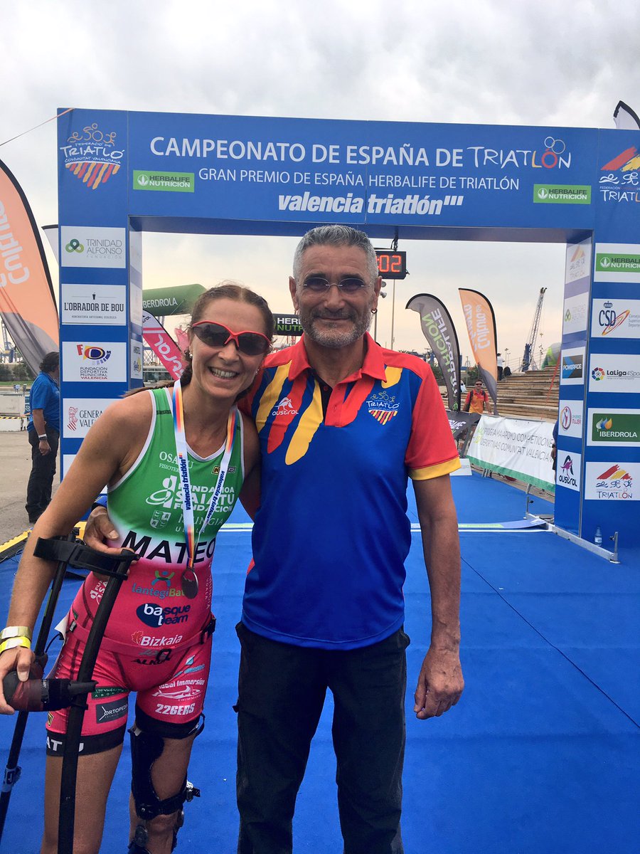 . @RakelMateo13 y el presidente de la @FedTriatloCV en la meta del #FETRIValencia #somostriatlon