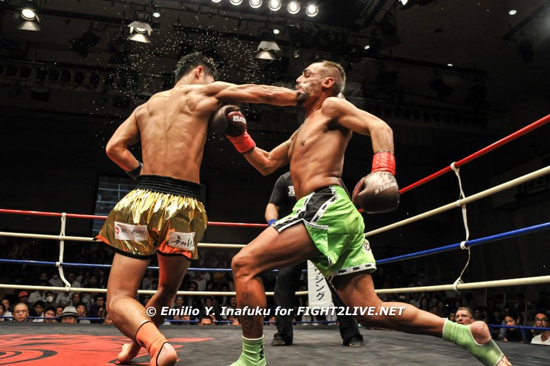 fight2live_net's tweet photo. Valendo o cinturão dos galos da ISKA:
Eisaku Ogasawara venceu Giovanni Frank Gross por decisão unânime (48-45, 48-46, 46-44)
#rebels52 https://t.co/vlDXbomC3P