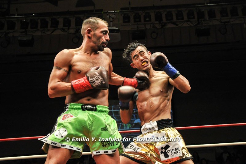 fight2live_net's tweet photo. Valendo o cinturão dos galos da ISKA:
Eisaku Ogasawara venceu Giovanni Frank Gross por decisão unânime (48-45, 48-46, 46-44)
#rebels52 https://t.co/vlDXbomC3P