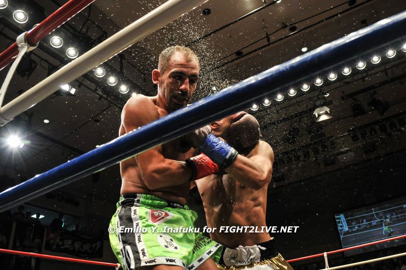 fight2live_net's tweet photo. Valendo o cinturão dos galos da ISKA:
Eisaku Ogasawara venceu Giovanni Frank Gross por decisão unânime (48-45, 48-46, 46-44)
#rebels52 https://t.co/vlDXbomC3P