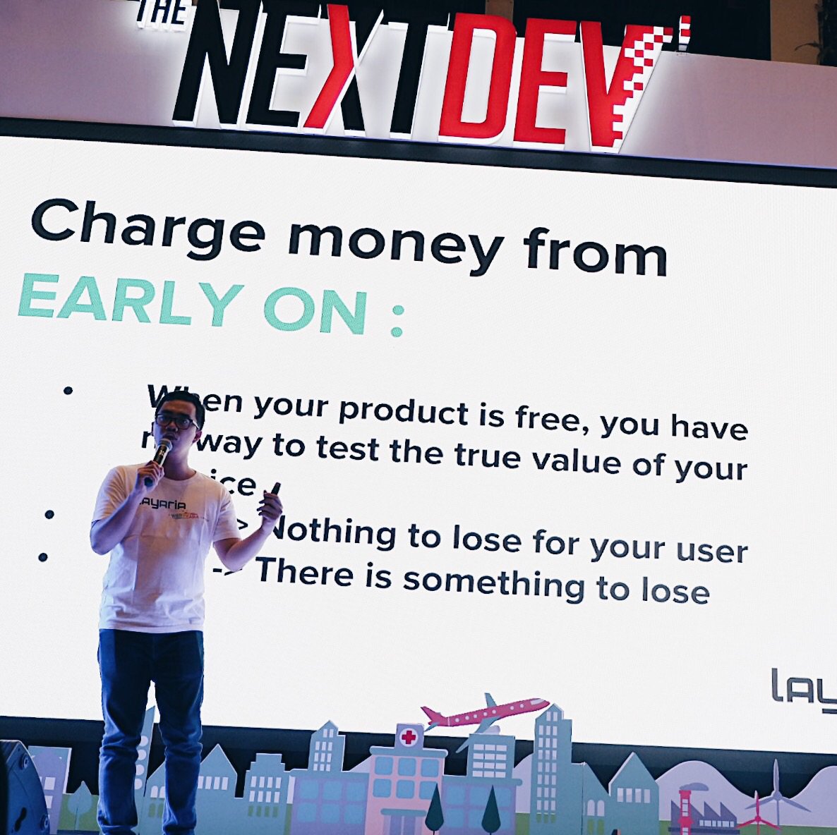 NextDev_id's tweet photo. "Bikin #Startups tujuannya bukan untuk gaya, tapi untuk memecahkan suatu masalah" @OmDennis di #NextDevShowCase #NextDev2017 https://t.co/MMD2chMXzF