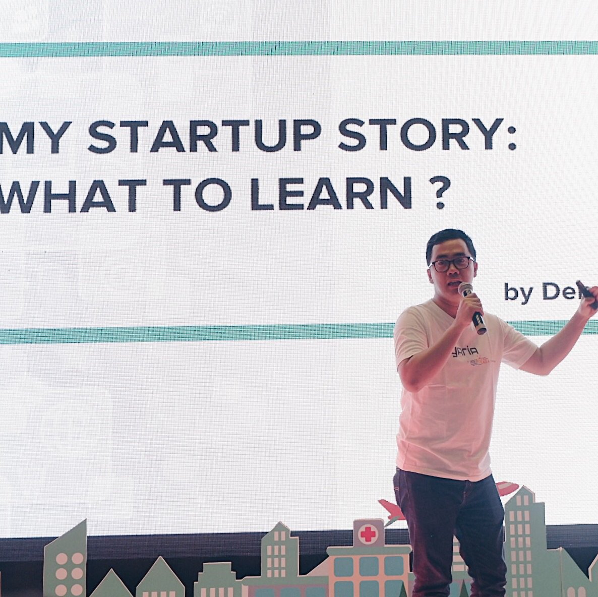 NextDev_id's tweet photo. "Bikin #Startups tujuannya bukan untuk gaya, tapi untuk memecahkan suatu masalah" @OmDennis di #NextDevShowCase #NextDev2017 https://t.co/MMD2chMXzF