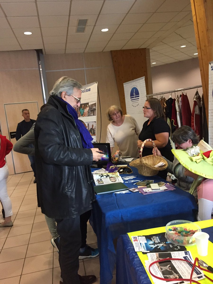 grandparissud's tweet photo. Le président de l'agglomération, Francis Chouat, est présent sur le forum des associations à @MairieVillabe en compagnie du maire Mr #Dirat https://t.co/Ku05pqAJAo