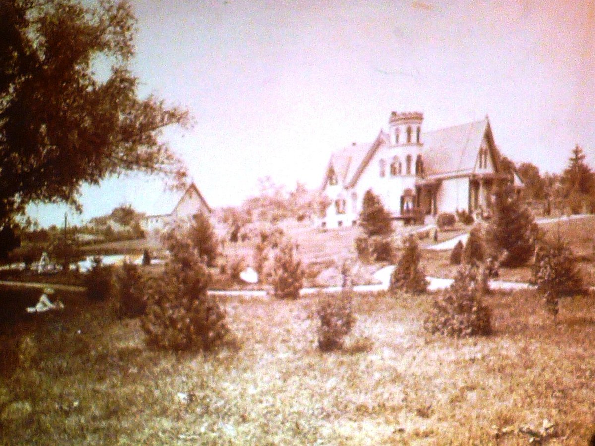 brooklyncentre's tweet photo. .@LauraDeMarcoCle Lost #CLE w/John Grabowski at Old Brooklyn Historical Society ~Giddings Ave (East 71st).  A.P. Winslow estate. https://t.co/in4eM0nHWw