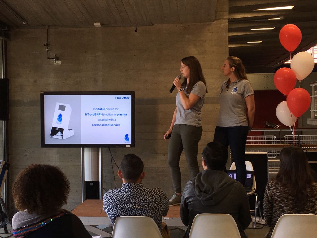 lammertyn_lab's tweet photo. #Carediobit explaining their #sensor to wider public @SensUs2017 https://t.co/7fi7c5p9Hp