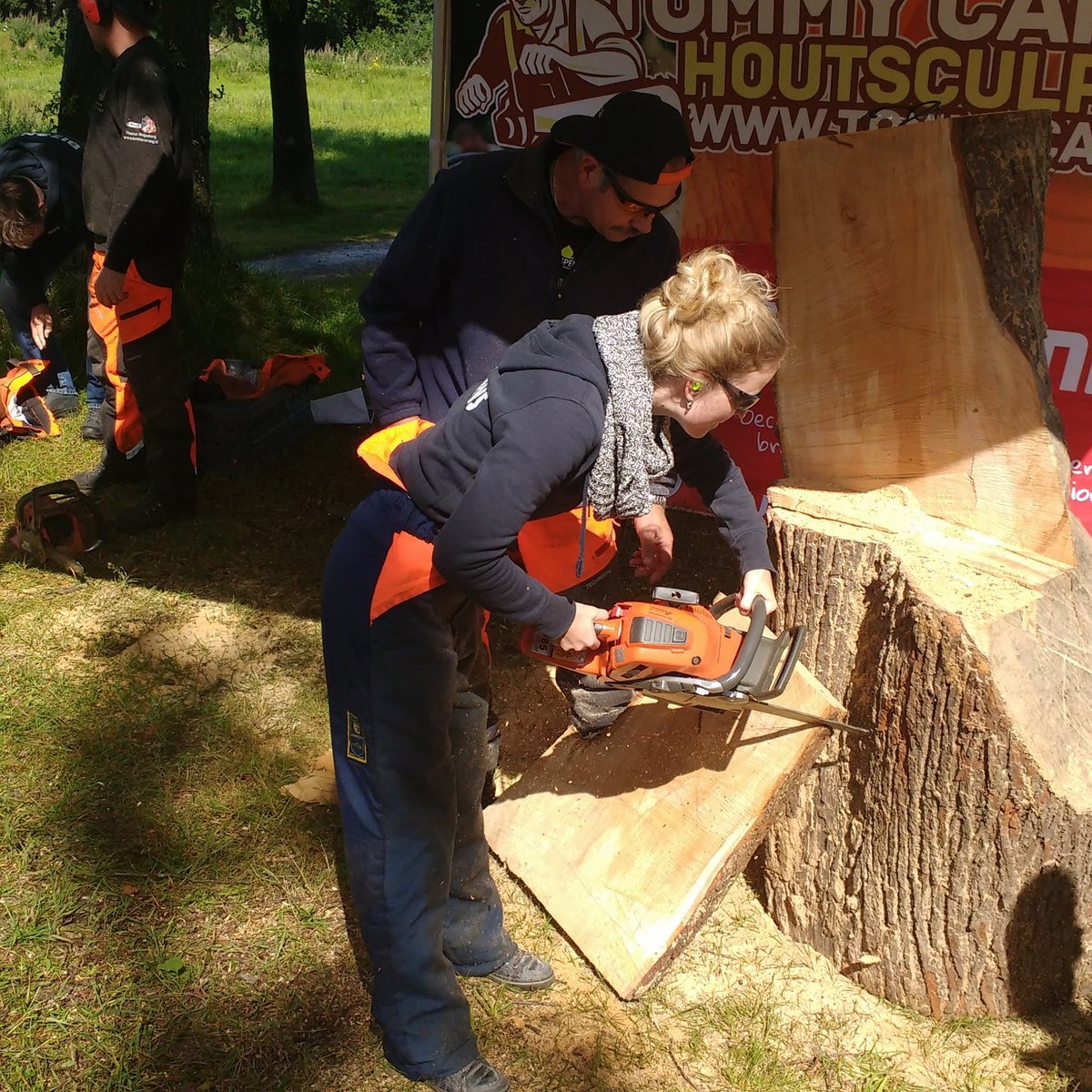 Radboudgroep's tweet photo. De #bizons zijn vanmiddag aan het woodcarven met @Tommy_Carving https://t.co/JzblH05AIu