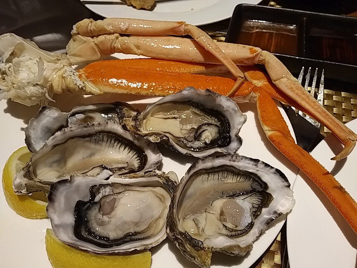 Gyrowoof's tweet photo. Taking dinner slow tonight. Steaks, Oysters, Alaskan crab, Chocolate fondues, Wine &amp; live jazz music. :) #WuffLife #Foodphoto https://t.co/aLmykHnQXm