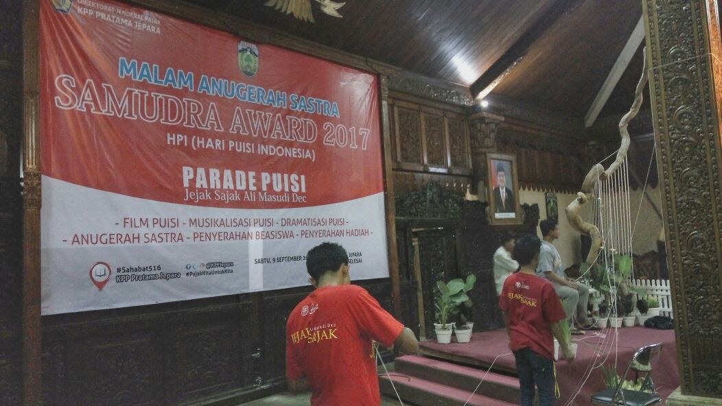 pajakjepara's tweet photo. @PajakJateng1 @Denhasan1 @UungEka @Stakof @PestaBaratan @PajakMania @dusone @pandupajak @VisitJepara @endaryono @JsbJepara @prabusaktiid @hdiankristiandi @yovieyola @rlisafm @LaskarPuisi @jblogcom @Susierna @jeparakabgoid @JatengTwit @ILoveJepara @HMJA_UNISNU @Jeparapedia @JeparaHariIni @ganjarpranowo @unisnujepara Teman-teman #Samudra dan #Lembayung siap mensukseskan Parade Puisi. https://t.co/AMlyoFuiZ7