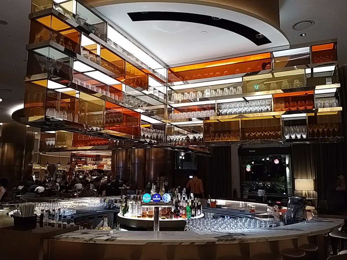 Gyrowoof's tweet photo. Taking dinner slow tonight. Steaks, Oysters, Alaskan crab, Chocolate fondues, Wine &amp; live jazz music. :) #WuffLife #Foodphoto https://t.co/aLmykHnQXm