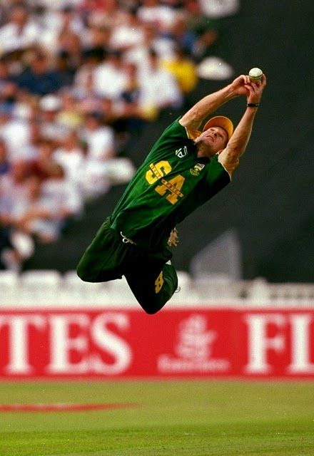 ScoreBuzz_Live's tweet photo. #Jonty Rhodes. I think he could actually fly. #jonty #cricket https://t.co/kiWpk1M7gq