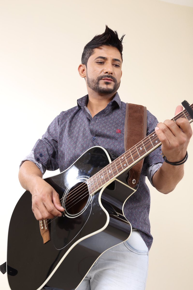 Maciel no violão. #marciaemaciel #violao #cantor #sertanejo #sertanejouniversitario #maciel #musica #music