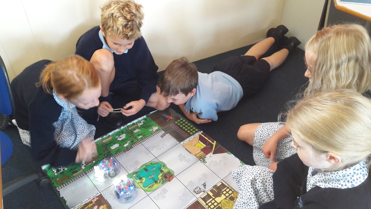 FarleighSchool's tweet photo. Robotic challenges, 5B. Problem-solving and learning what an algorithm is. #FarleighComputing #FarleighRobotics https://t.co/2DGeLZSEyS