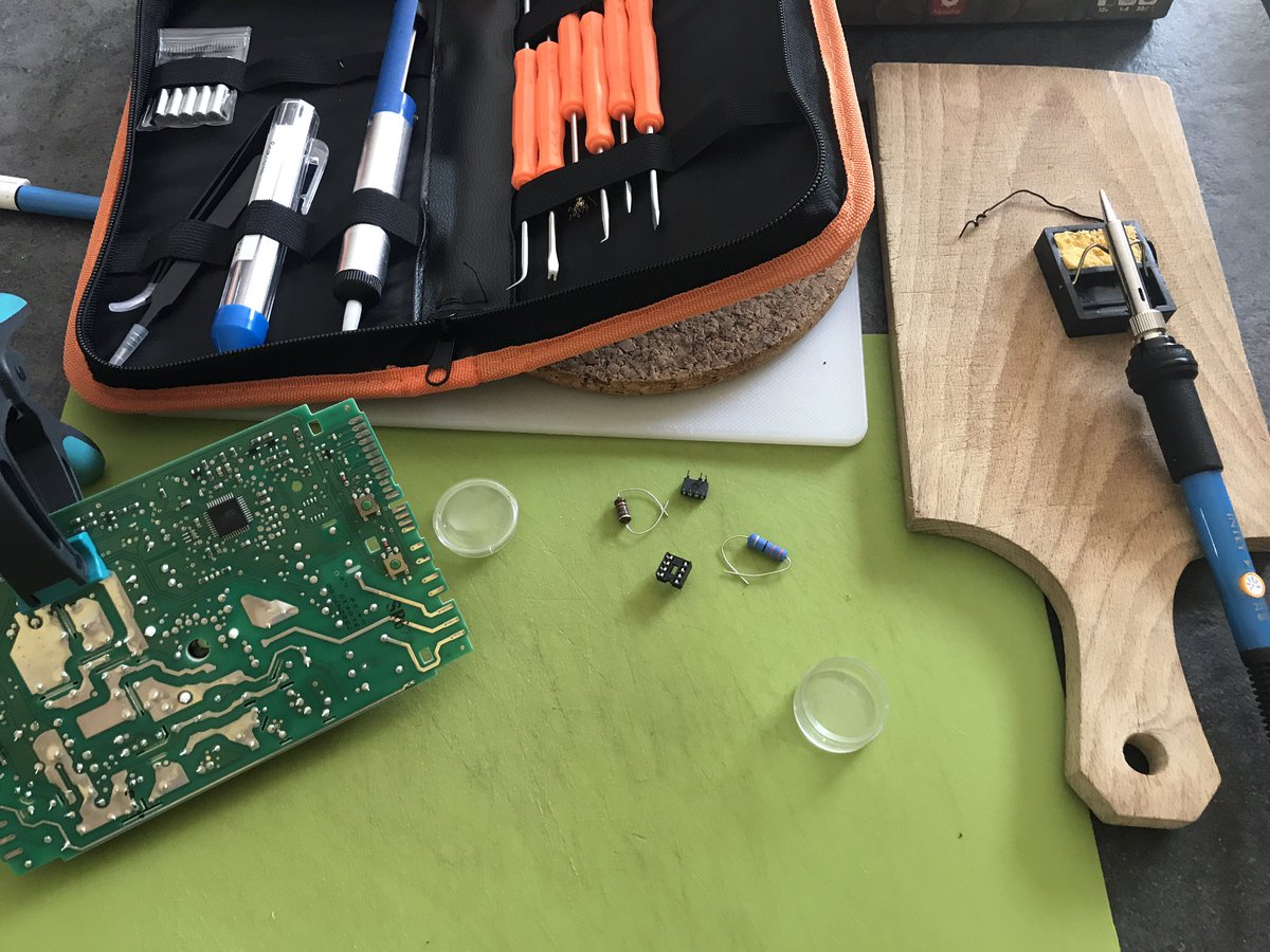 naguelfar's tweet photo. Changement de 3 composants sur un @WhirlpoolCorp le tout pour 5 euros vendu en kit et ca repars. #obsolence programmée vous avez dit ? https://t.co/SBmv0RnG7Q