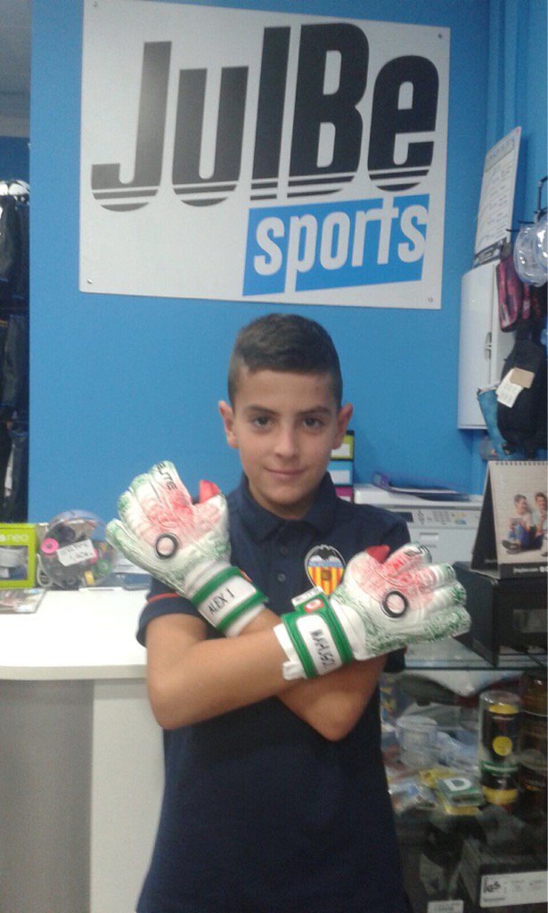 EK_Elitekeepers's tweet photo. Alex, no podía faltar a su cita con sus Guantes Elite en este comienzo de Liga.
Valencia CF - Alevín
#eliteAzteca https://t.co/0m3XhZX6c9