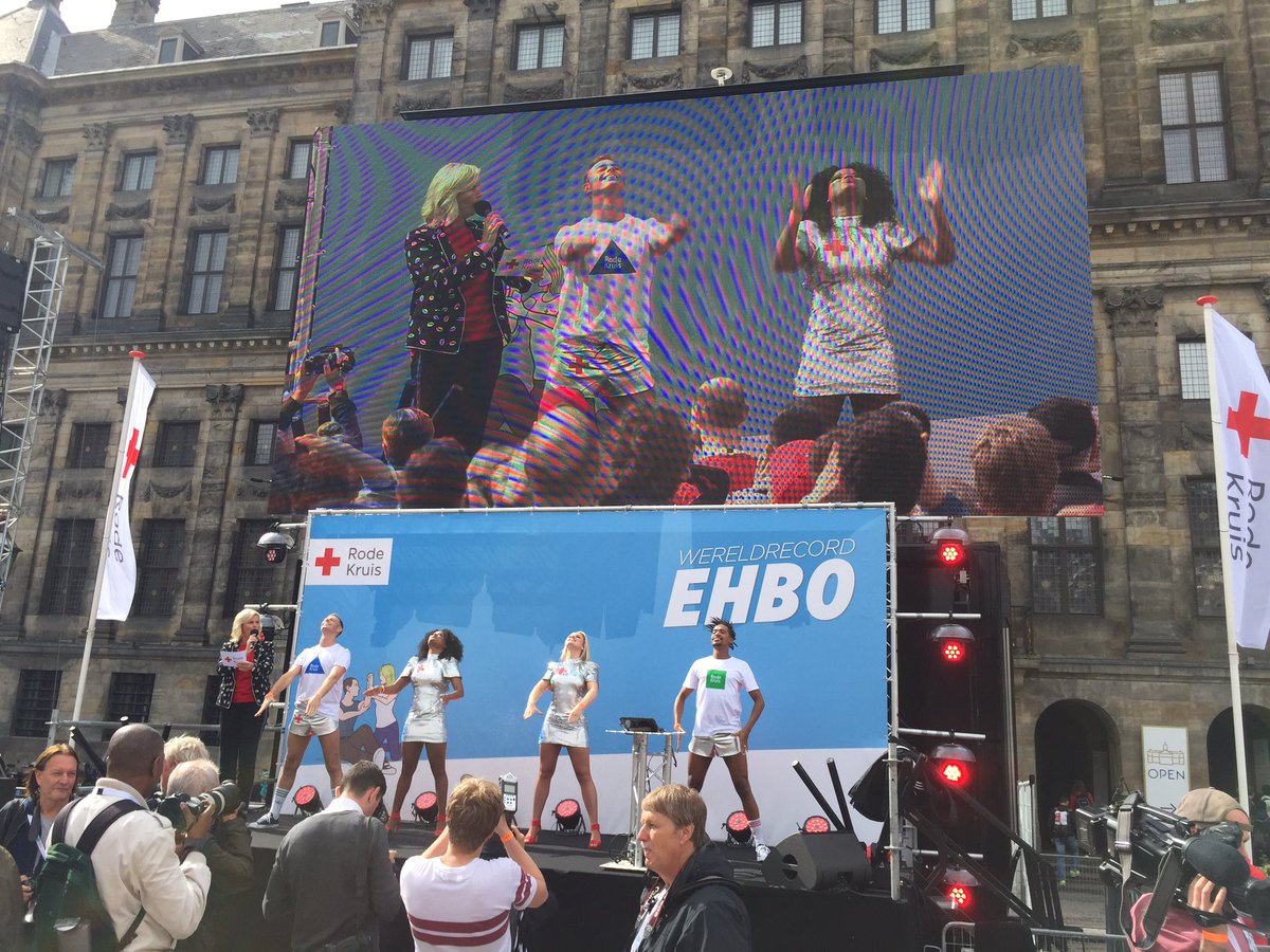 Yes, we gaan zo van start! Mooi weer op de Dam! #RodeKruis #recordpoging #Amsterdam