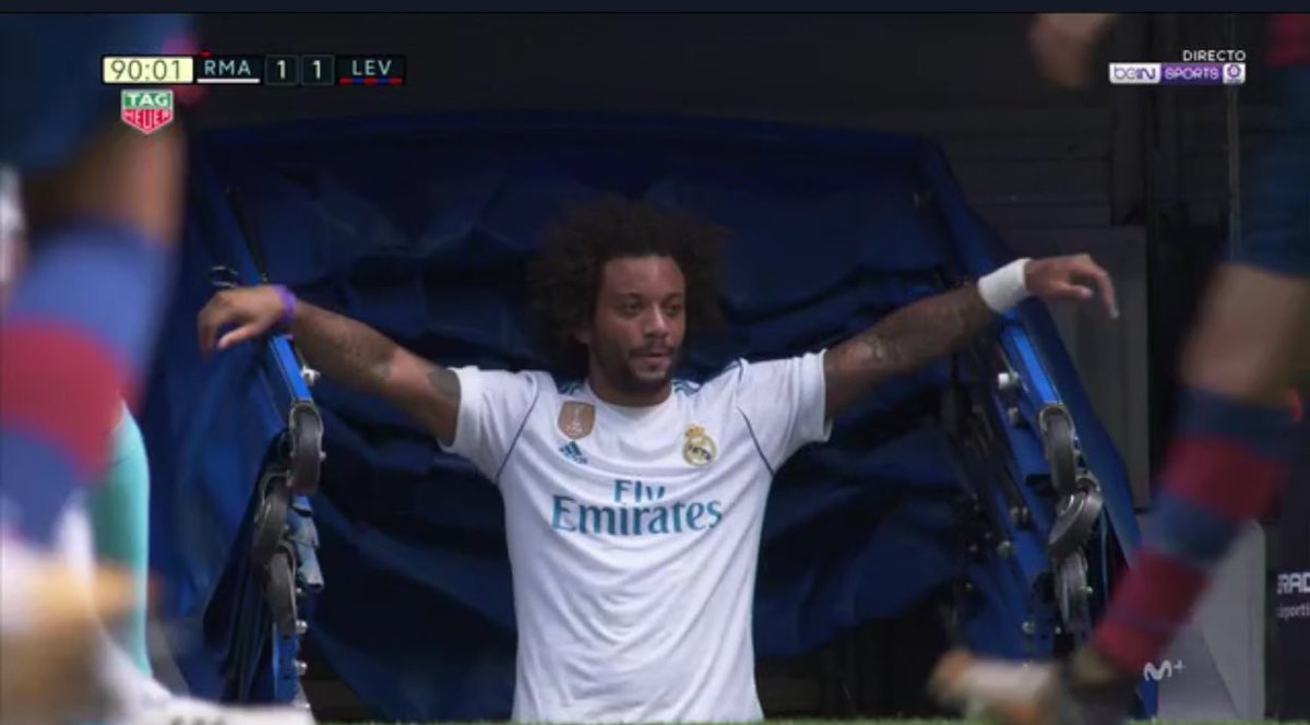 DavidIbanez5's tweet photo. Marcelo después de ser expulsado se quedó en el túnel de vestuarios. Si el árbitro lo ha visto y lo pone en el acta le cae un partido más https://t.co/QVyg6H7veB